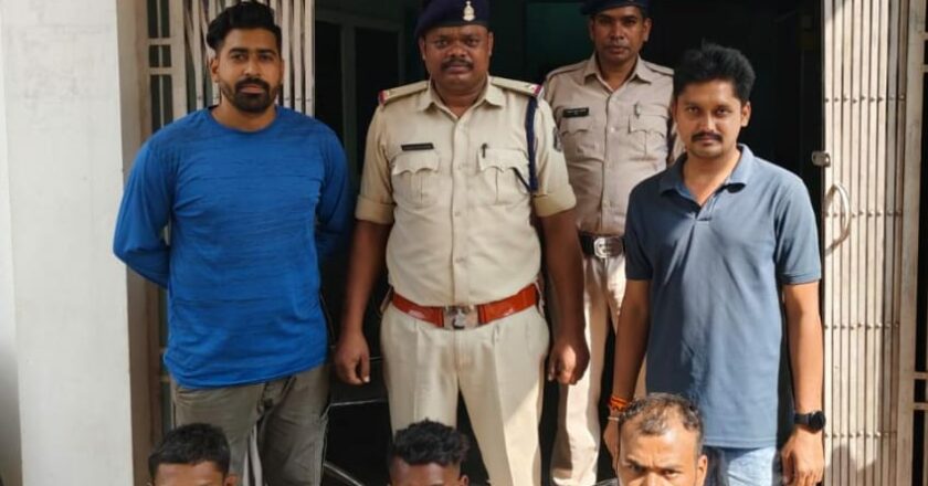 पुलिस अधीक्षक प्रशांत ठाकुर के निर्देशन में तीन आरोपियों के विरुद्ध कोतवाली पुलिस द्वारा की गई आर्म्स एक्ट के तहत कार्यवाही