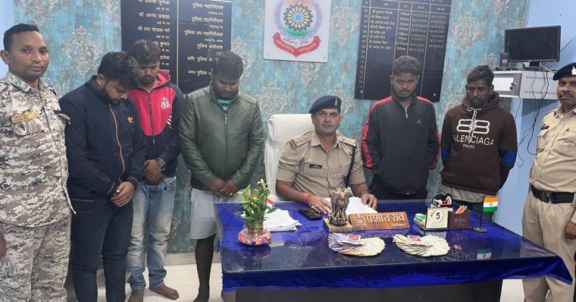 पुलिस की पैनी नजर ,जुआरियों पर गिर रही पुलिस की गाज