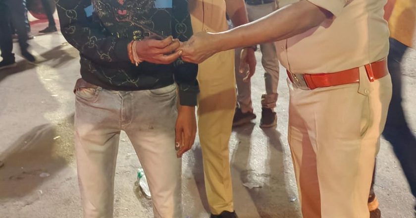 गौरा गौरी विसर्जन के दौरान मकई चौक के पास धारदार बटंची चाकू रखकर डरा रहे युवक को कोतवाली पुलिस ने किया तत्काल गिरफ्तार