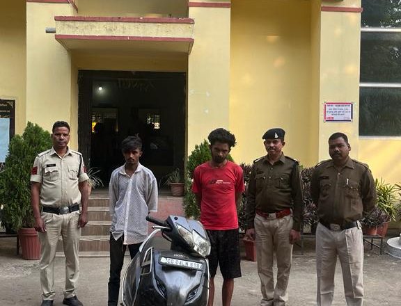 चोरी की स्कूटी बेचने की फिराक में थे आरोपी, चक्रधर नगर पुलिस ने किया गिरफ्तार