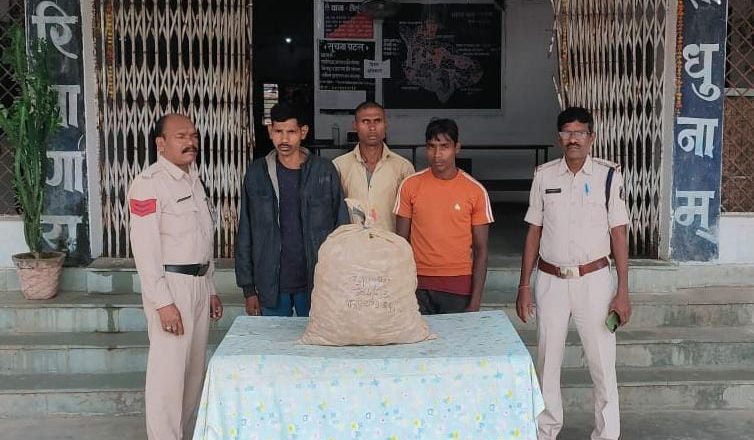 लैलूंगा पुलिस ने किसान को परेशान करने वाले युवकों पर की कार्यवाही