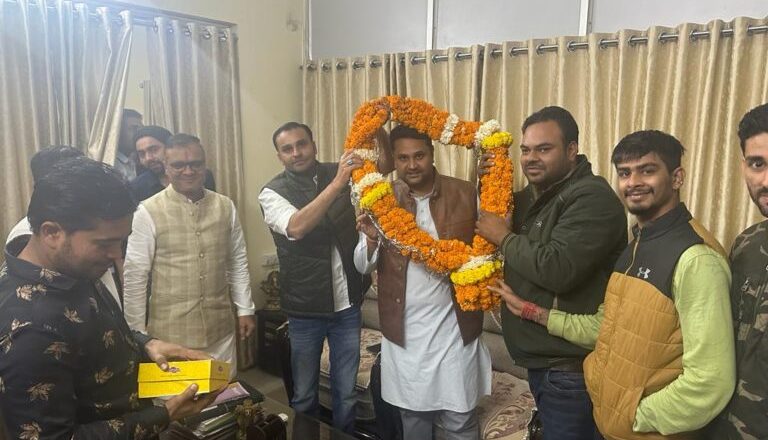 खरसिया विधायक उमेश पटेल की हैट्रिक जीत पर बधाई देने रायपुर  पहुंचे शेख मुशीर एवं समस्त कांग्रेस कार्यकर्ता