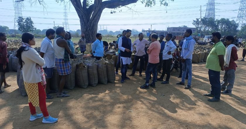 विधायक उमेश पटेल ने धान खरीदी केन्द्र कोतरा, चपले एवं बरभौना का किया निरीक्षण, प्रबंधकों से बात कर धान खरीदी की पूरी जानकारी ली, धान बोरा भरने वाले श्रमिकों का पूछा कुशलक्षेम