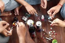 नशे की गिरफ्त में युवा पीढ़ी ,मोबाइल,सिगरेट,शराब की लत ले रही युवा पीढ़ी की जान