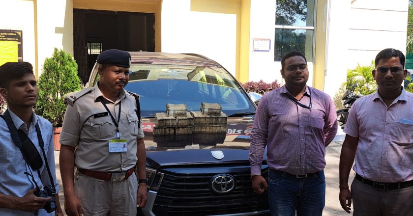 रायगढ़ में फ्लाईंग स्क्वाड टीम की बड़ी कार्यवाही, गाड़ी से 50 लाख रुपये नगद जप्त