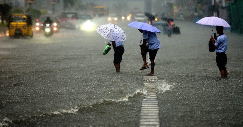 Weather Update: जम्मू-कश्मीर में भारी बारिश से जनजीवन अस्त-व्यस्त, अब इन राज्यों में आंधी के साथ ओले गिरने की संभावना