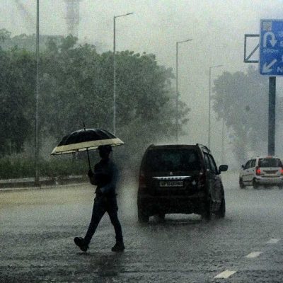 Weather Update: दिल्ली-NCR में मौसम ने ली करवट, झमाझम बारिश ने दिलाई गर्मी से राहत