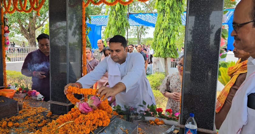 झीरम हमले की 11वीं बरसी : शहीद नंदकुमार पटेल और दिनेश को उमेश ने भीगी पलकों से शांति बगिया में किया नमन