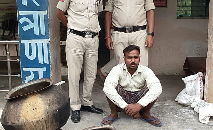 अवैध शराब पर छापेमारी : ग्राम तेलीकोट में पुलिस ने महुआ शराब बना रहे युवक को पकड़ा