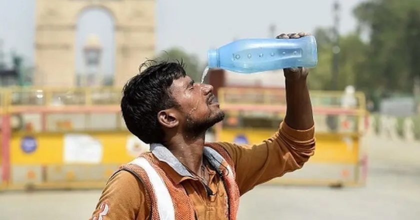 Heat Wave: देश के कई राज्यों में प्रचंड गर्मी से बेहाल हुए लोग, कई स्थानों पर 45 डिग्री तक पहुंचा तापमान