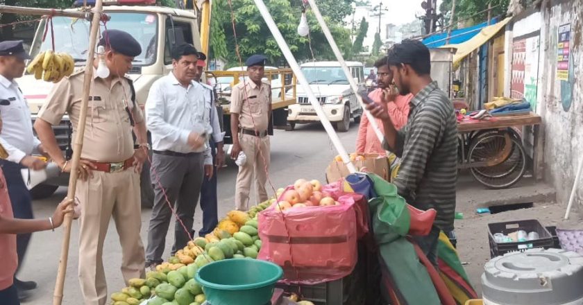 प्रशासन, पुलिस और नगर निगम की टीम ने पैदल मार्च कर सड़क तक सामान फैला कर दुकान लगाने वालों को दी समझाइश, निर्देशों का पालन नहीं करने वालों पर होगी कार्रवाई