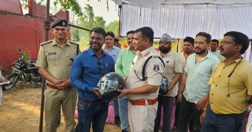 हादसों में कमी लाने रायगढ़ पुलिस की पहल, बिना हेल्मेट बाइक चालक का कटेगा चालान और पुलिस देगी फ्री हेल्मेट