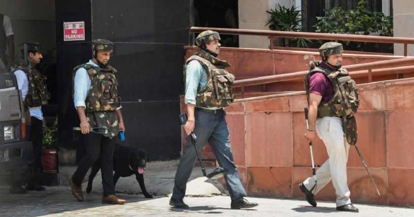 Bomb Threat: देश में 41 एयरपोर्ट और कई अस्पतालों को बम से उड़ाने की धमकी, अलर्ट मोड में पुलिस