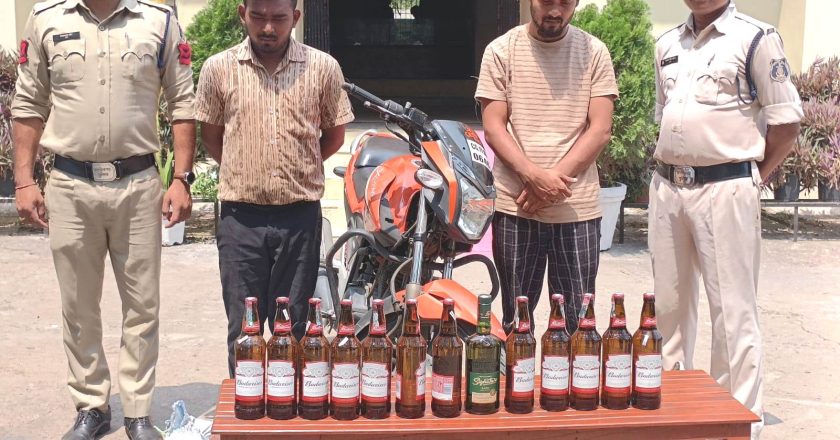 Raigarh News : चक्रधरनगर पुलिस ने मोटर सायकल पर अवैध बिक्री के लिए शराब परिवहन कर रहे दो युवकों को पकड़ी