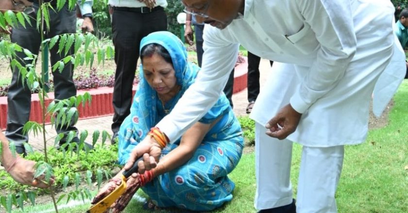 विश्व पर्यावरण दिवस : मुख्यमंत्री ने सपरिवार अपने निवास परिसर में रोपा नीम, रुद्राक्ष और चीकू का पौधा