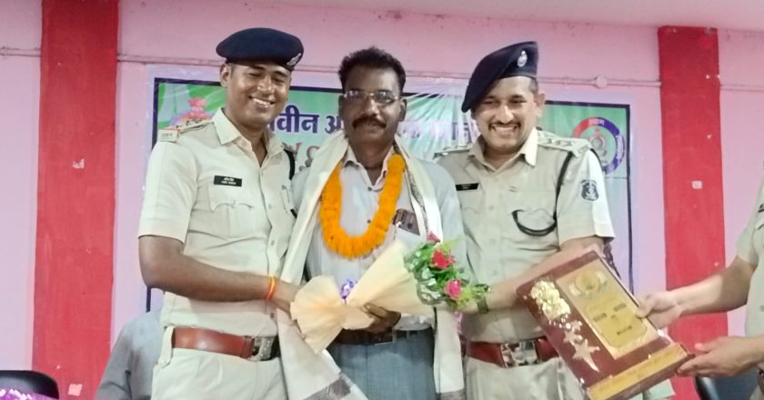 सेवानिवृत्त हुये तीन पुलिसकर्मियों को दी गई ससम्मान विदाई