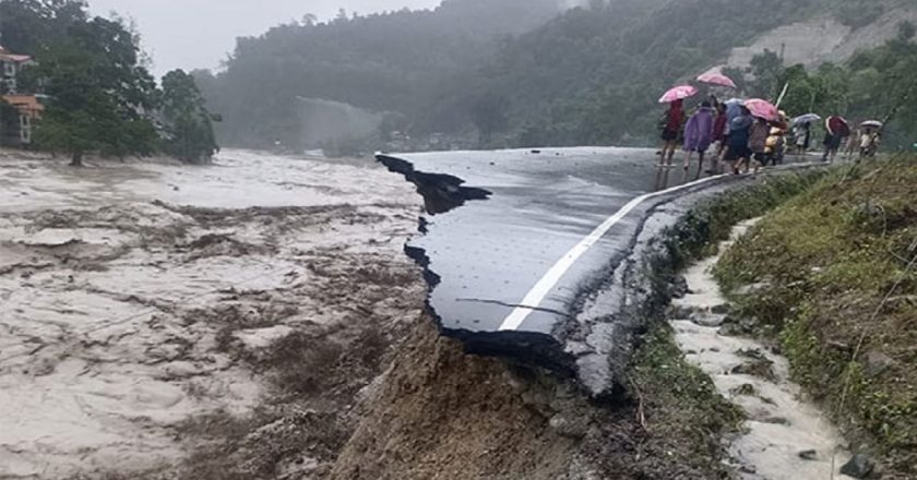 तबाही लेकर आया मानसून, उत्तराखंड में भारी बारिश से लैंडस्लाइड, महाराष्ट्र में रेलवे ट्रैक पर भरा पानी