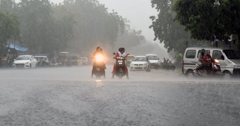 Heavy Rain Alert: उत्तराखंड समेत इन राज्यों में भारी बारिश का अलर्ट, जानें यूपी-बिहार में कैसा रहेगा मौसम