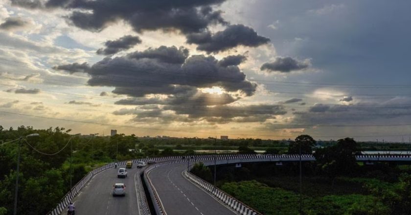 Monsoon: दिल्ली में बूंदाबांदी के कारण बढ़ी उसम, मौसम विभाग ने कल के लिए जारी किया येलो अलर्ट