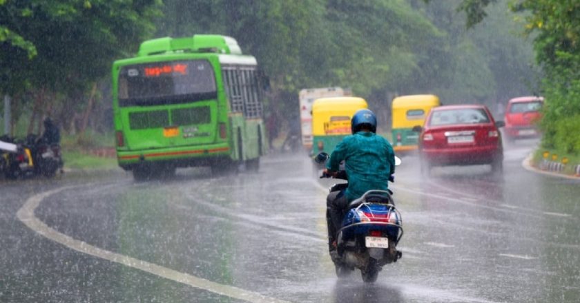 Weather Update: दिल्ली-यूपी समेत 19 राज्यों में भारी बारिश की चेतावनी, महाराष्ट्र-कर्नाटक के लिए रेड अलर्ट जारी