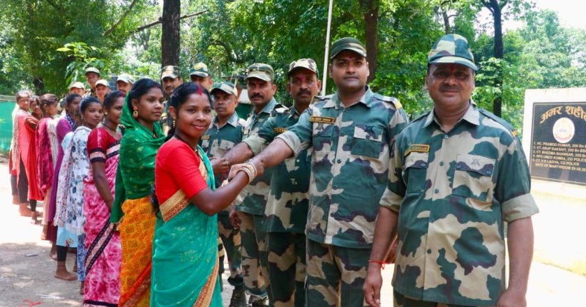 भाई-बहन के पवित्र रिश्ते का पर्व रक्षा बंधन: सुरक्षा बलों की कलाईयों पर बहनों ने बांधा रक्षा सूत्र