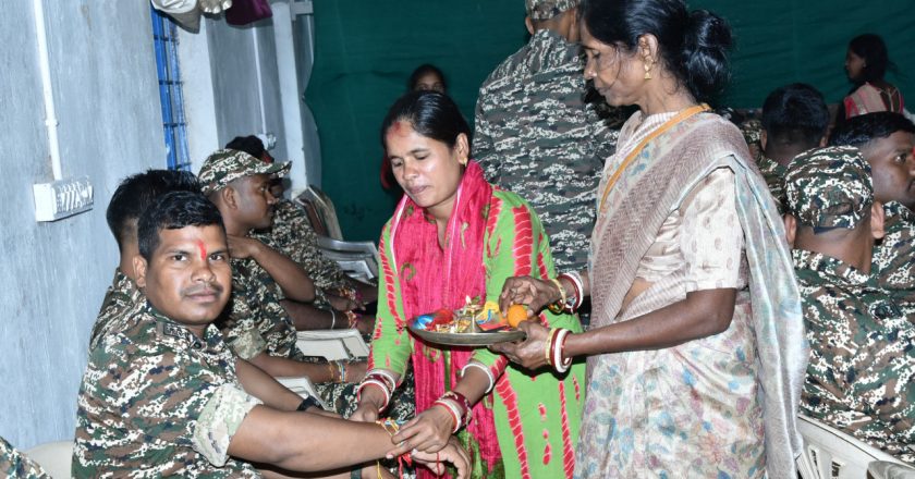 रक्षाबंधन पर बहनों ने जवानों को बांधी राखी, बहनों ने दी दीर्घायु होने की शुभकामनाएं