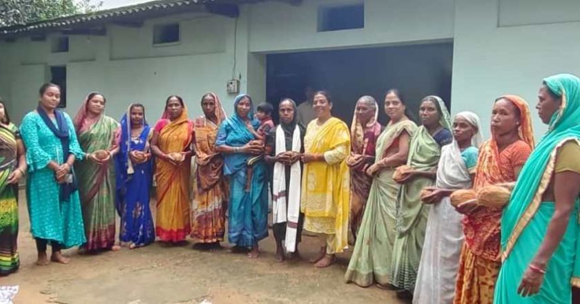 विश्व आदिवासी दिवस पर महिलाओं का सम्मान