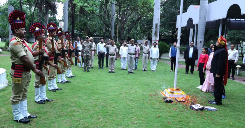 कलेक्टर कार्तिकेया गोयल ने कलेक्टर निवास में किया ध्वजारोहण