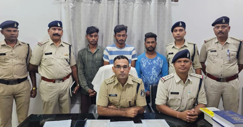 ओडिशा के नक्सल क्षेत्र से चोरी हुआ ट्रैक्टर बरामद, पुसौर पुलिस ने ट्रैक्टर चुराने वाले तीन आरोपियों को किया गिरफ्तार