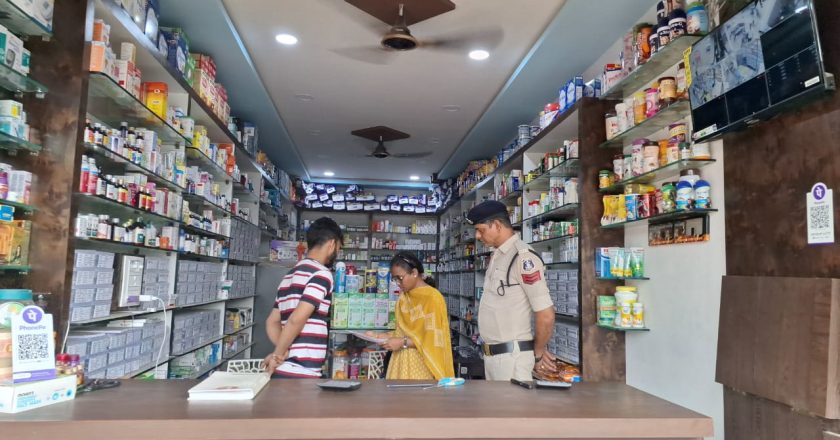 औषधि और पुलिस विभाग की संयुक्त टीम ने मेडिकल स्टोर्स किया जांच, बिना डॉक्टर पर्ची के प्रतिबंधित दवाईयों की बिक्री नहीं करने दी चेतावनी