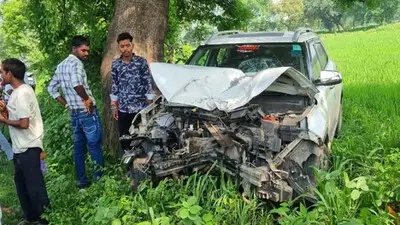 बाइक सवार परिवार को कार ने मारी टक्कर : पति-पत्नी की मौत, 6 वर्षीय बेटा घायल