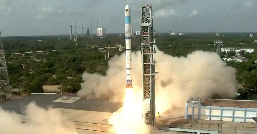 ISRO EOS-08 Launching: इसरो ने फिर रचा अंतरिक्ष में इतिहास, SSLV-D3 से की EOS-08 की सफल लॉन्चिंग