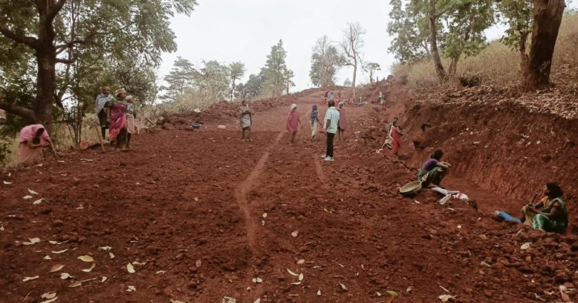 घाट कटिंग कर सड़क निर्माण कार्य से वनांचल के ग्रामीण हो रहे लाभान्वित