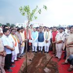 मुख्यमंत्री विष्णु देव साय ने “एक पेड़ मां के नाम” अभियान के तहत किया वृक्षारोपण