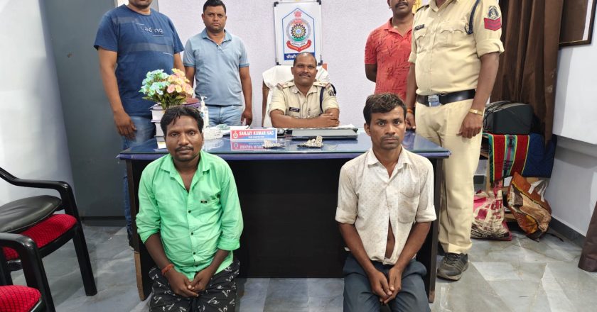 मंदिर से चांदी के मुकुट चोरी मामले में खरसिया पुलिस ने त्वरित कार्रवाई कर दो आरोपियों को किया गिरफ्तार, आरोपियों से मुकुट और बाइक जप्त