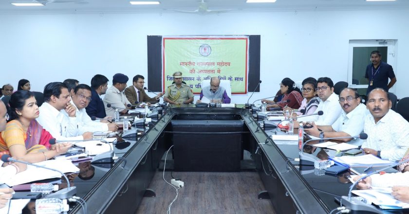 राज्यपाल डेका ने रायगढ़ में विकास एवं अन्य गतिविधियों पर अधिकारियों की ली बैठक