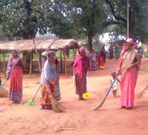 बिहान की दीदियों ने विभिन्न जगहों की साफ-सफाई कर दिया स्वच्छता का संदेश