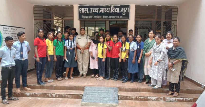 महिला सुरक्षा और साइबर जागरूकता : रायगढ़ महिला सेल का खरसिया के स्वामी आत्मानंद स्कूल मुरा में जागरूकता कार्यक्रम