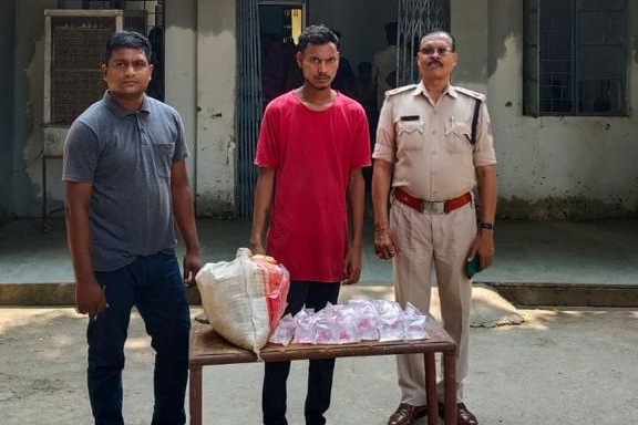 ओडिशा से लाई गई अवैध शराब की बिक्री पर तमनार पुलिस का छापा, 80 पाऊच महुआ शराब जब्त, एक गिरफ्तार