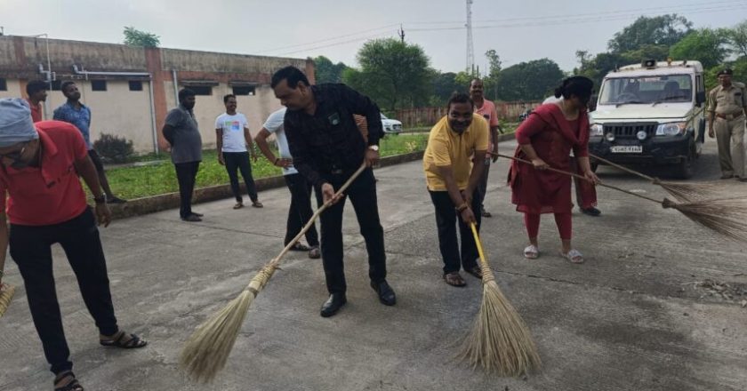 सिविल कोर्ट खरसिया में स्वच्छता अभियान का आयोजन