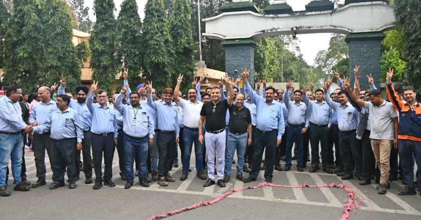 सावित्री देवी जिंदल की जीत पर रायगढ़ में मना जश्न : जेएसपी परिसर में मनाई गई खुशियां, जेएसपी परिवार के सदस्य बड़ी संख्या में हुए शामिल