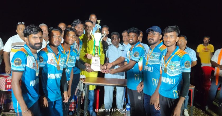 ग्राम केनसरा में क्रिकेट प्रतियोगिता के समापन समारोह में शामिल हुए विधायक उमेश पटेल