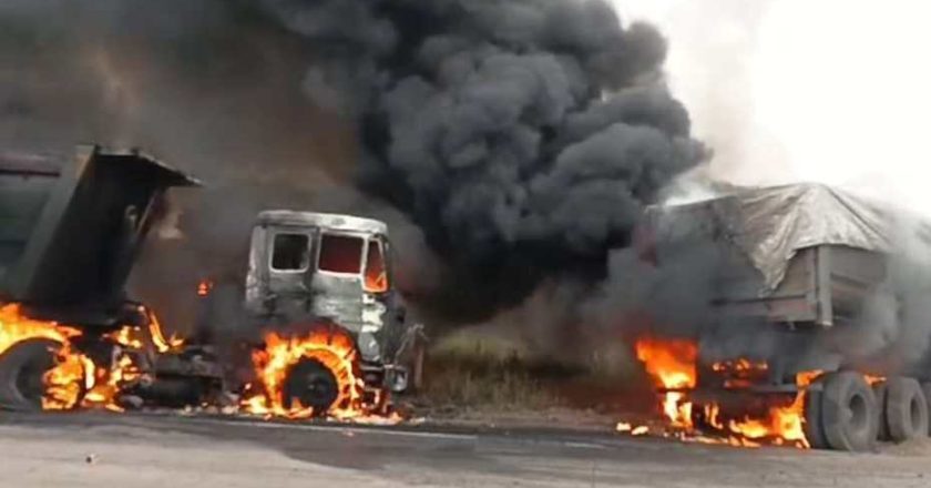 रायगढ़ में ट्रेलर और हाईवा में भिडंत के बाद लगी भीषण आग