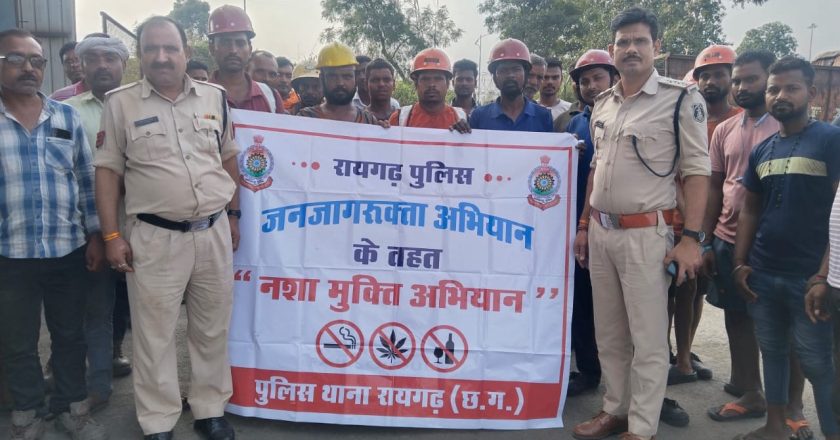 नशा मुक्ति अभियान : ग्राम कलमी में पुलिस ने वाहन चालकों को शराब के दुष्प्रभावों और यातायात सुरक्षा पर दी अहम जानकारी