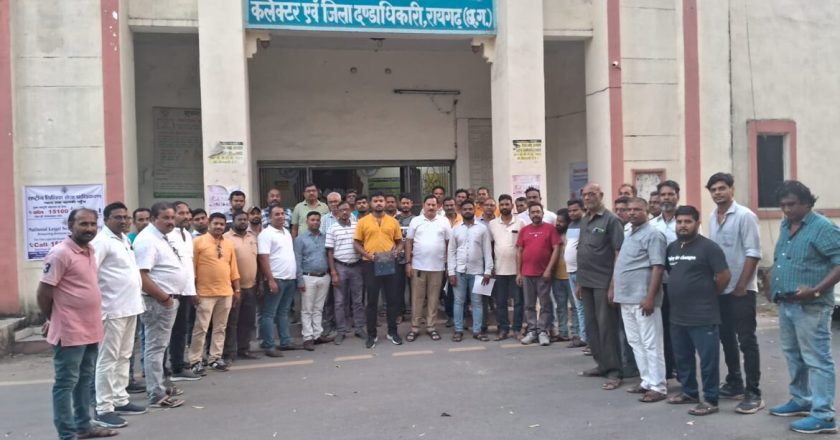 रात में कलेक्ट्रेट के सामने गाड़ियों में हो रहा अवैध परिवहन, टेलर यूनियन ने सौंपा ज्ञापन