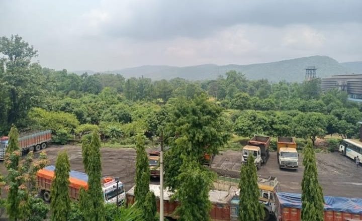 मेसर्स श्री रूपाणाधाम स्टील प्राईवेट लिमिटेड के कारखाने में सुरक्षा उपकरणों की कमी पर स्लैग कशर में निर्माण प्रक्रिया को किया गया प्रतिबंधित