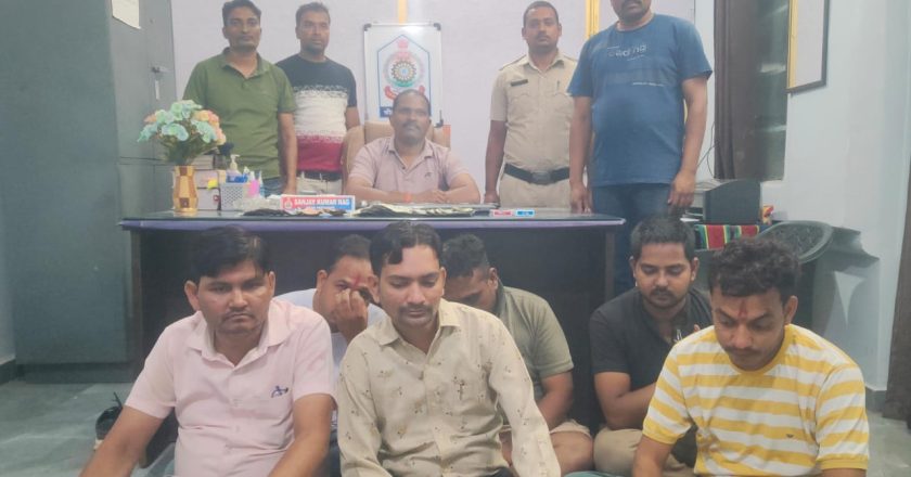 चौकी खरसिया पुलिस ने गस्त दौरान पुरानी बस्ती पर किया जुआ रेड, फड से 6 गिरफ्तार, ₹22170 जप्त