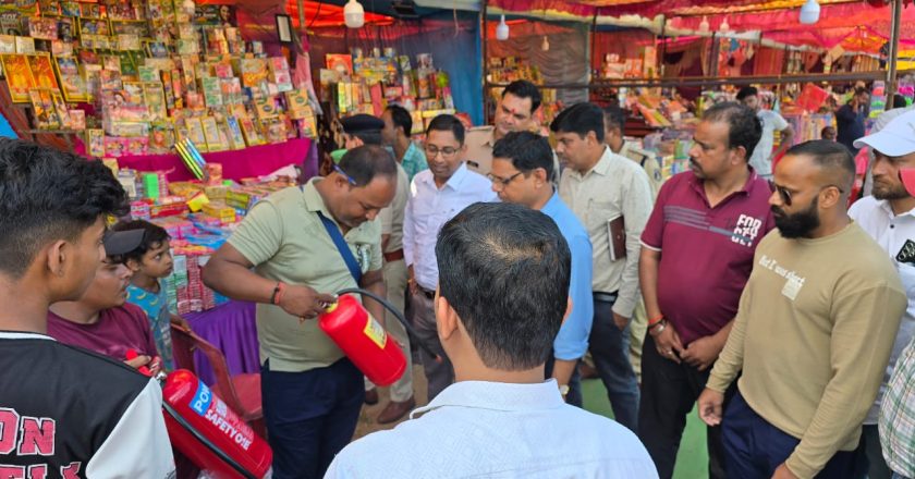 पटाखा दुकानों पर प्रशासन, पुलिस, नगर निगम की संयुक्त टीम का निरीक्षण, सुरक्षा के दिए निर्देश
