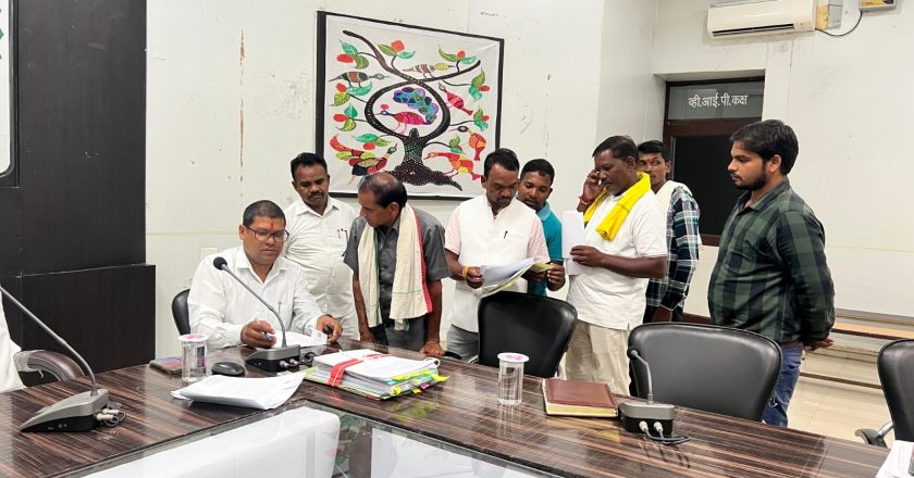 जनदर्शन में प्राप्त आवेदनोंं का अपर कलेक्टर पाण्डेय ने त्वरित निराकरण के दिए निर्देश