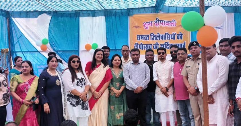 “हर घर दिवाली, अपनों की दिवाली” कार्यक्रम में एसपी दिव्यांग पटेल शामिल होकर बच्चों में बांटी खुशियां
